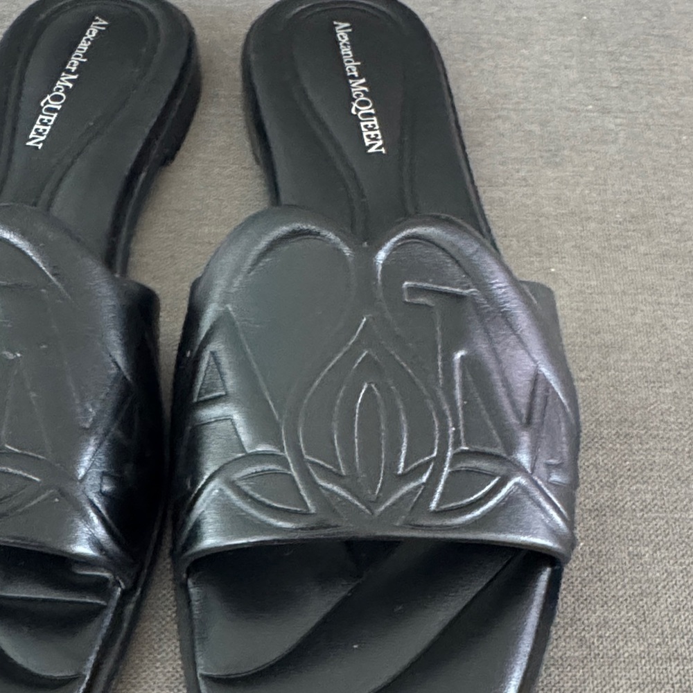 Alexander McQueen Embossed Black Sandals - Picture 3 of 4